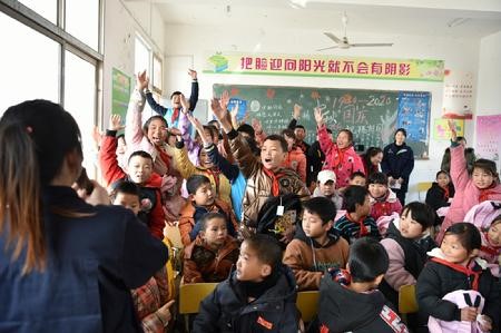 新利(中国)团委开展“青春照亮扶贫路”主题活动